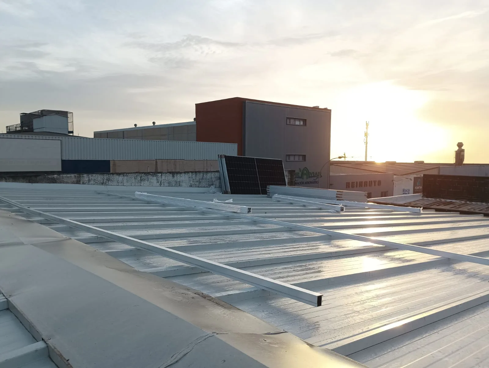 Autoconsumo fotovoltaico para negocios en Málaga: rentabilidad real y retorno de inversión